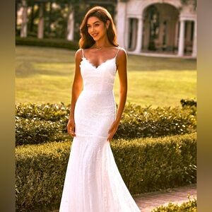 ***HOST PICK*** Trumpet/Mermaid V Neck Lace Court Train Wedding Dress